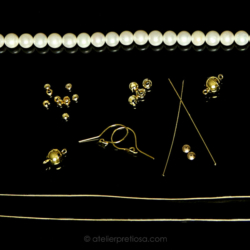 Onderdelen van een bruidsschat - set verguld met witte parels 30