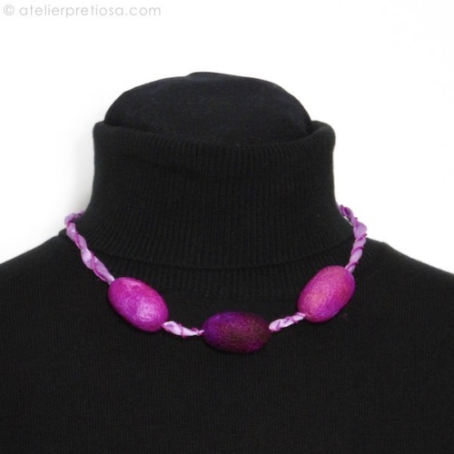 Ketting met cocons paars