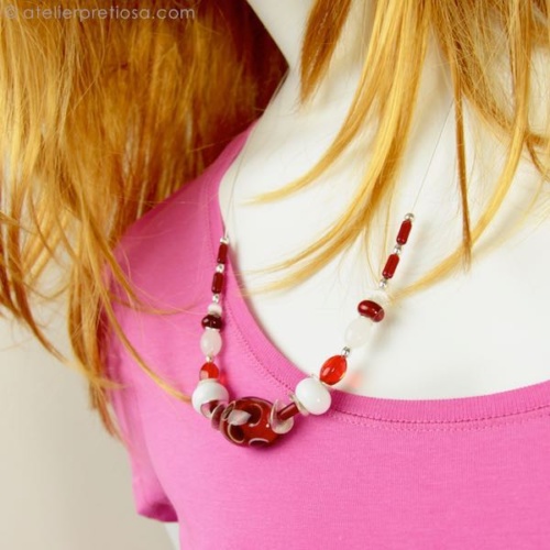 Ketting met rood-wit glas