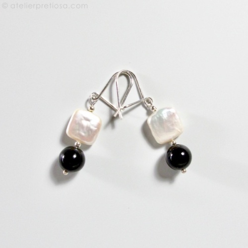 Oorhangers met onyx en parels