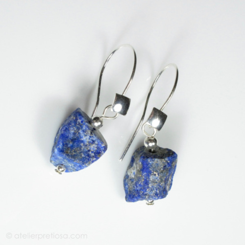 Oorbellen met ruwe lapis lazuli zilver