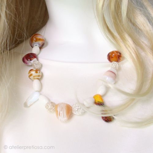 Ketting met glas en witte koraal