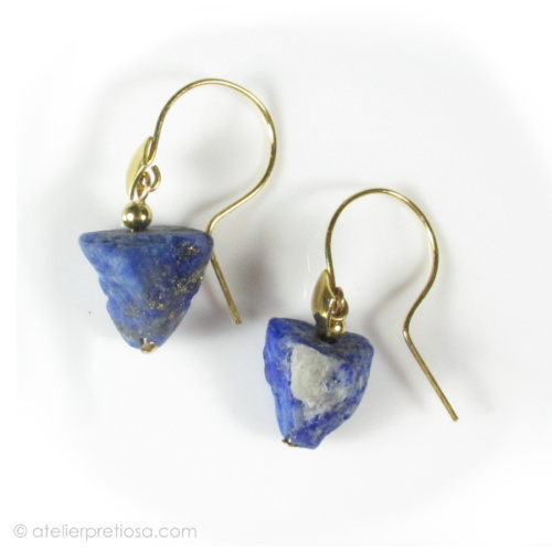 Oorbellen met ruwe lapis lazuli goud
