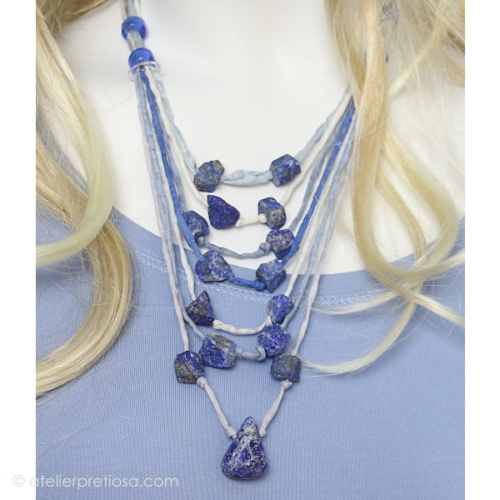 Ketting met lapis lazuli en zijde