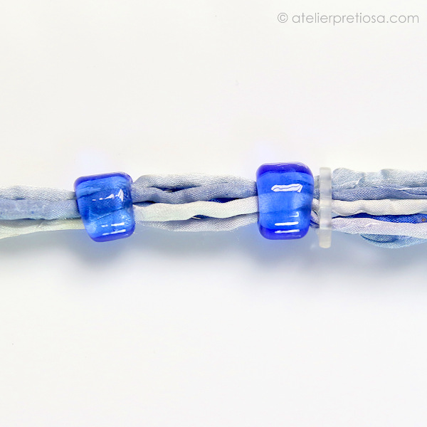 Ketting met lapis lazuli en zijde (13)