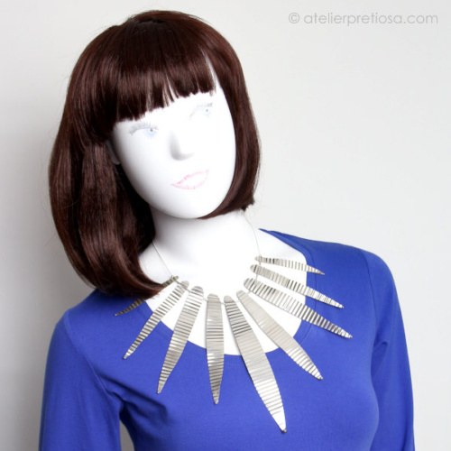Collier van zilveren veertjes