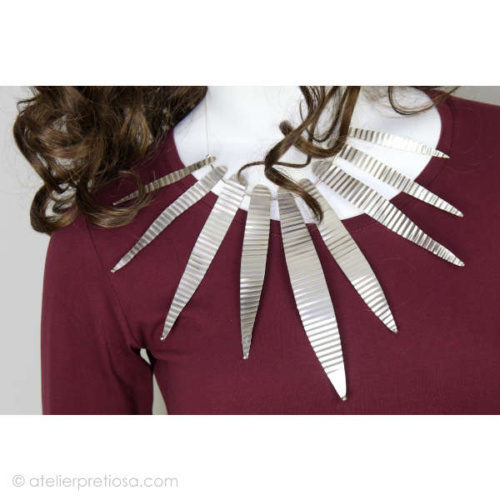 Collier van zilveren veertjes